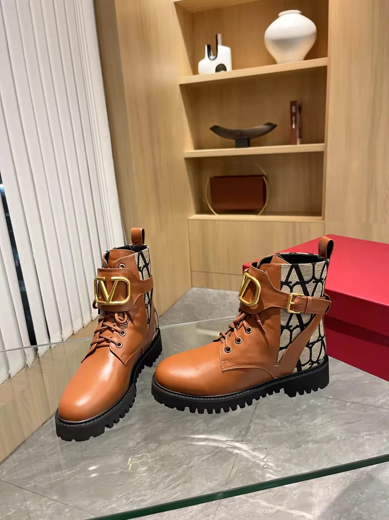 👟👟Ex-factory price 540👟👟 𝑉𝐴𝐿𝐸𝑁𝑇𝐼𝑁𝑂 Valentino's new autumn and winter Martin boots. The unique [V logo fabric print pattern] brings out a full sense of high-end, worth buying★Absolutely high-grade❥Original method Absolute sensibility❥Elegant style Create a different feeling, simple and elegant style!  Fabric: fabric printed cloth + imported cowhide. Lining: inner sheepskin. Bronze large buckle with high-end printing. Color: black, brown. Size: 35-41. (42 customized items cannot be returned or exchanged)
